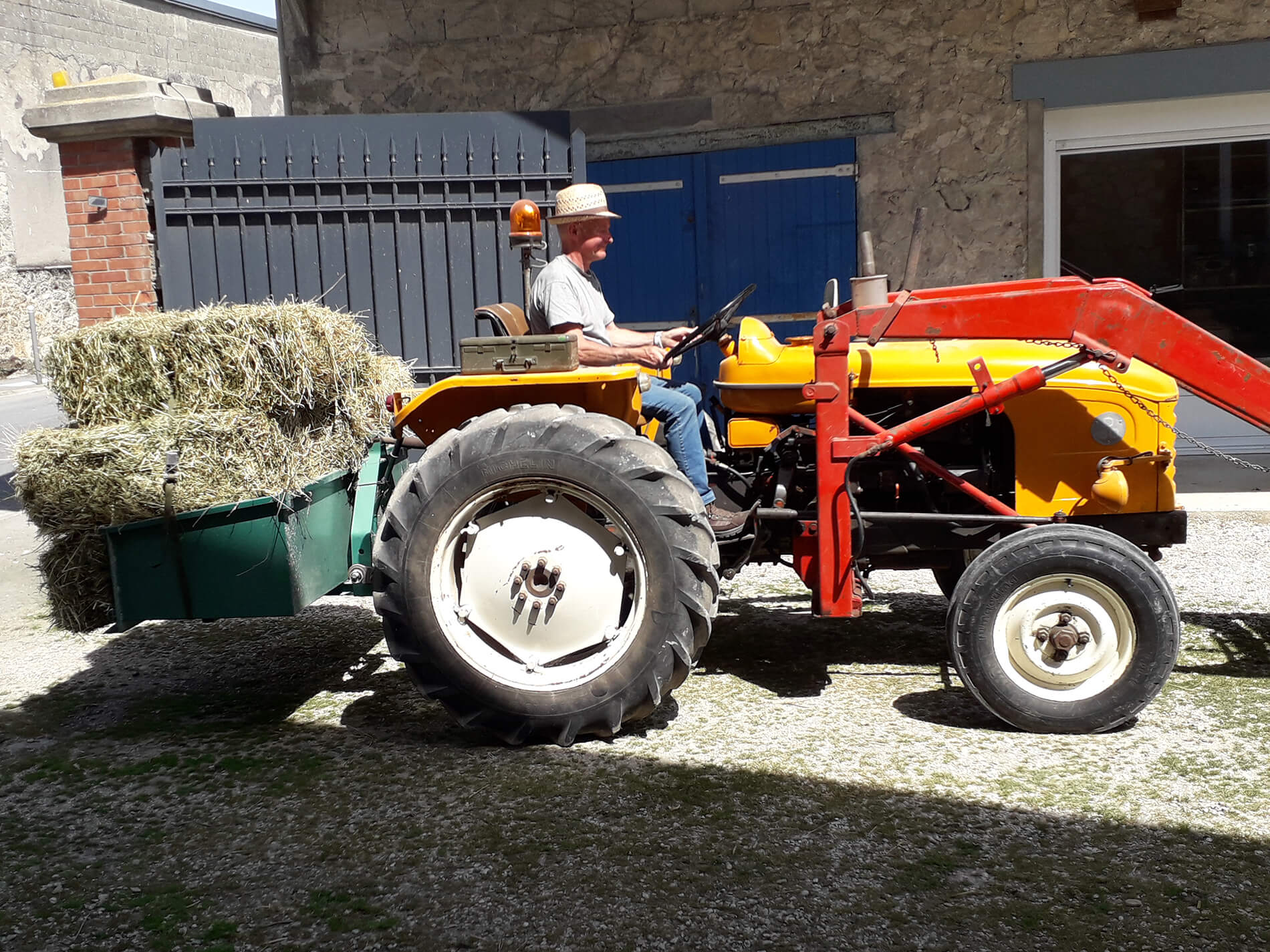 Denis sur son tracteur avec le foin
